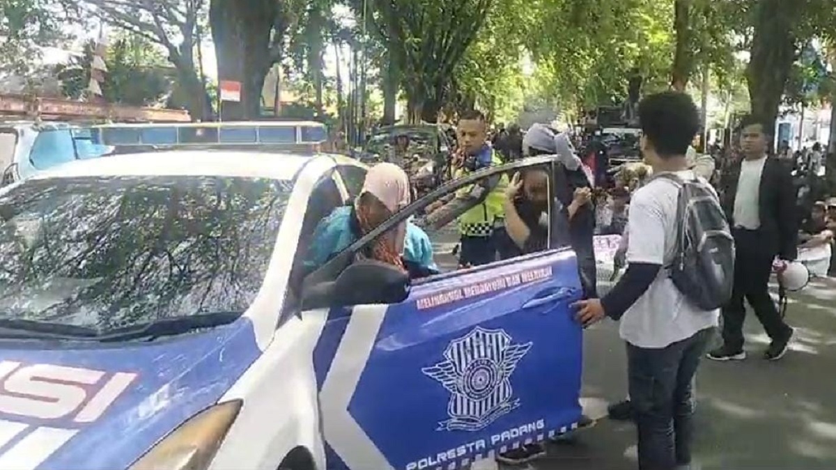 Polisi bantu anak pendemo Air Bangis di Jalan Rasuna Said, Kota Padang yang mengalami step. (dok. istimewa)